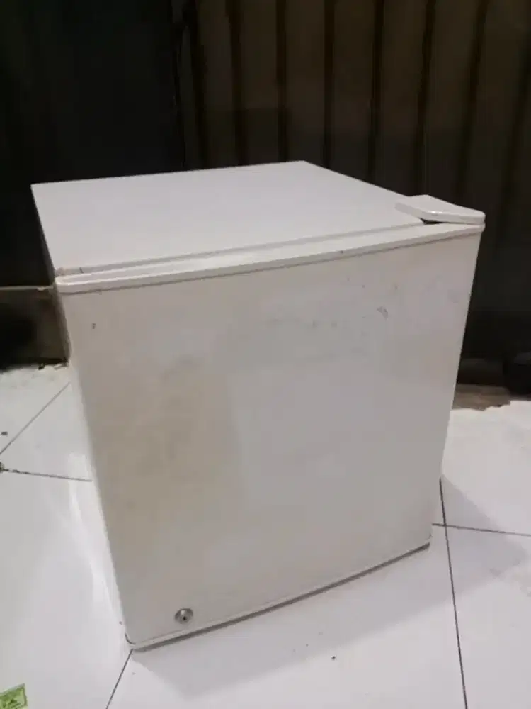 KULKAS MINI UCHIDA MULUS BEKU DINGIN