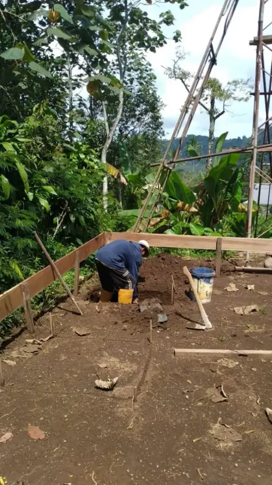 Tukang gali lubang pondasi