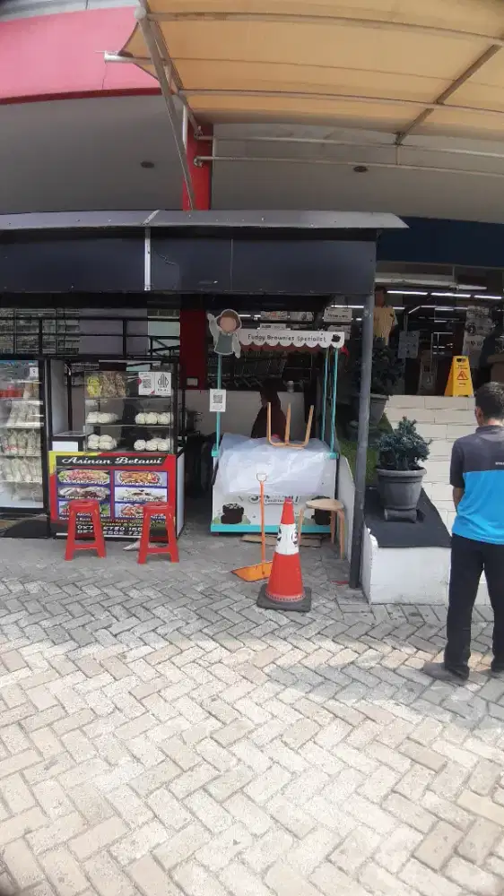 Karyawan jaga konter makanan minuman
