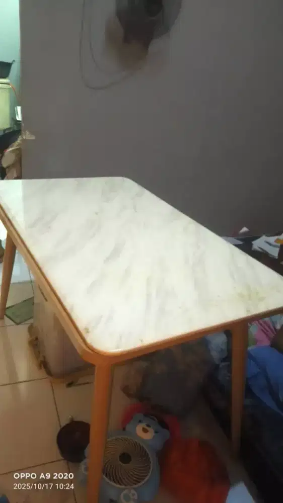 Meja makan marmer
