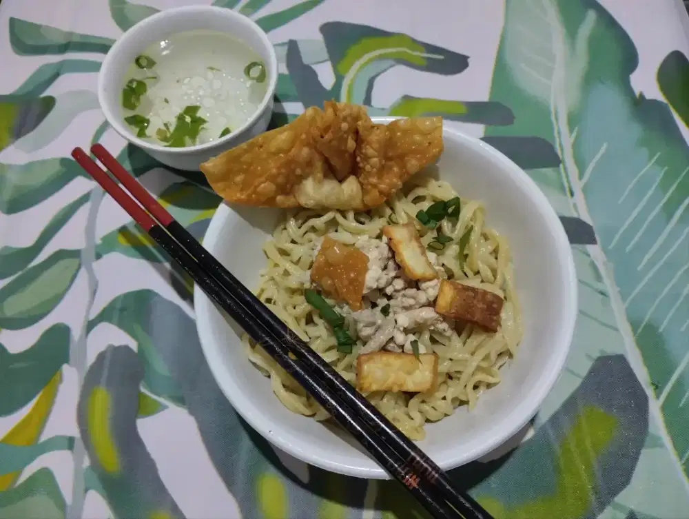 Makanan Yammie Ayam Nandan Yance Lasso Terkenal Indonesia pawang hujan