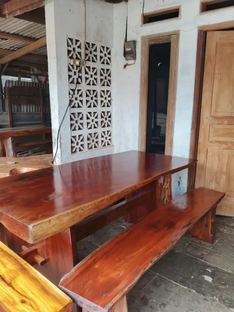 Meja makan antik teras