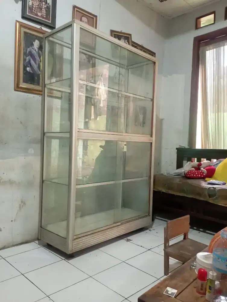Etalase warung second