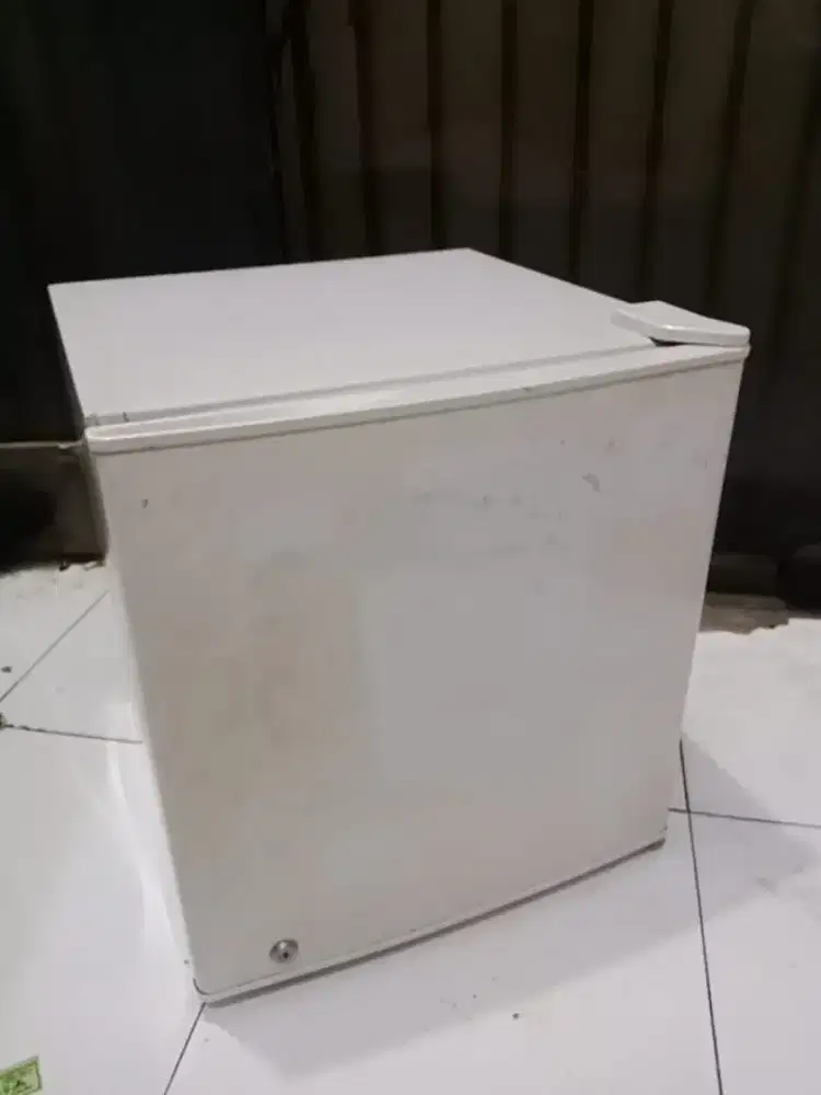 dijual kulkas mini merk uchida