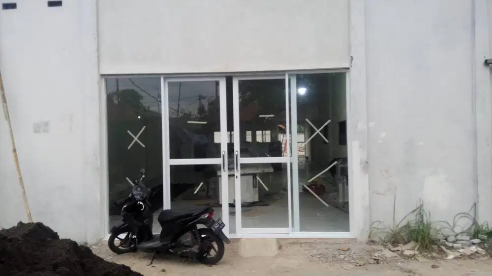 Kusen Pintu Aluminium + Kaca  + Plafon Partisi Gypsum PVC  - Moulding