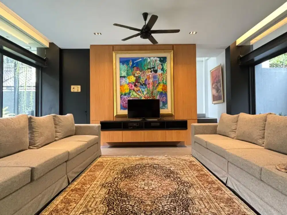 Rumah Mewah, Bangunan Baru Di Kawasan Premium, Bangunan 2 LantaI.