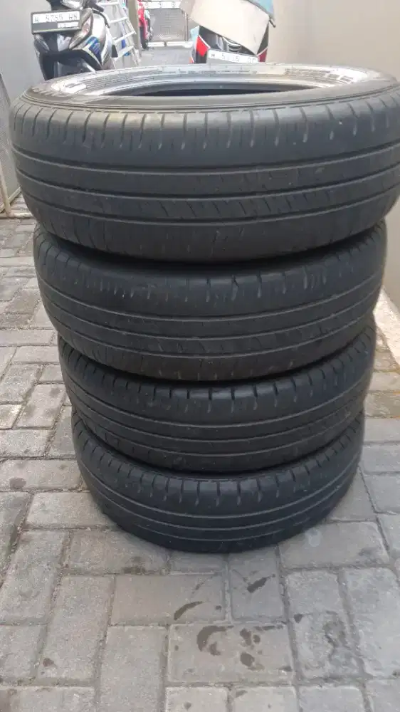 Ban Second Xenik Dunlop Enasave Ec 300 kondisi 75 persen 205/65 R16