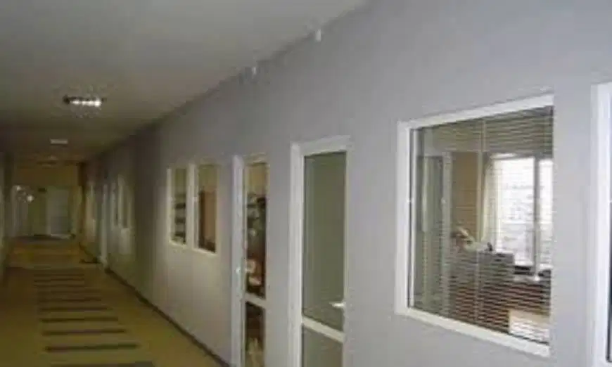 Pasang Kusen AlumInium Untuk Kantor + Plafon Partisi Gypsum PVC WPC