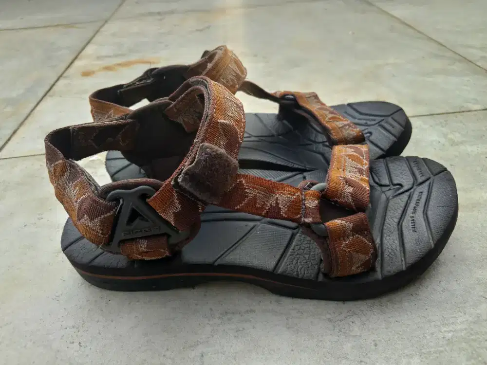 Sepatu sandal Eiger