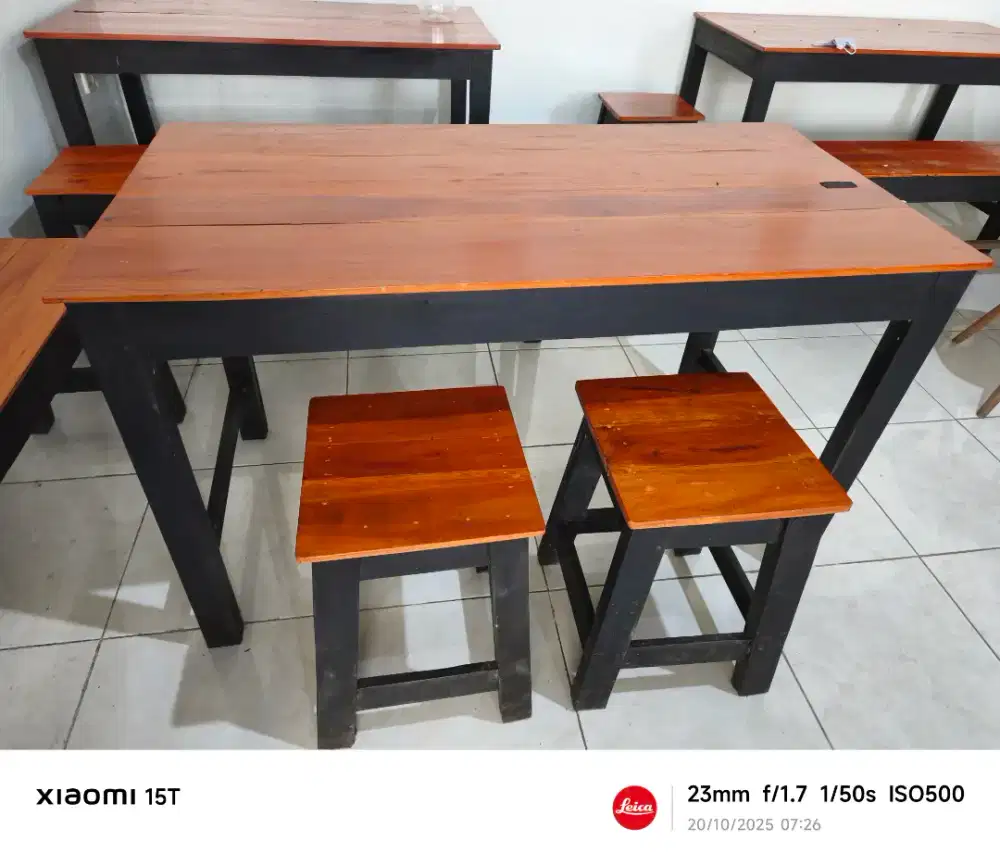 Meja dan kursi kayu