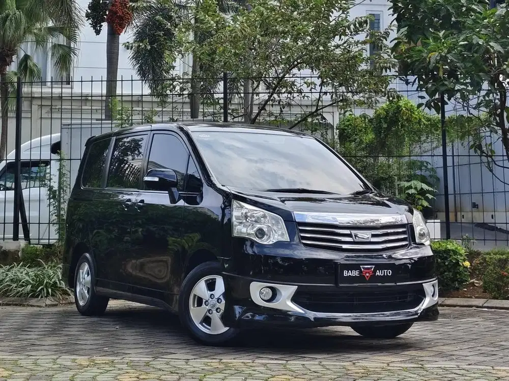 Toyota NAV1 2.0 V AT 2013