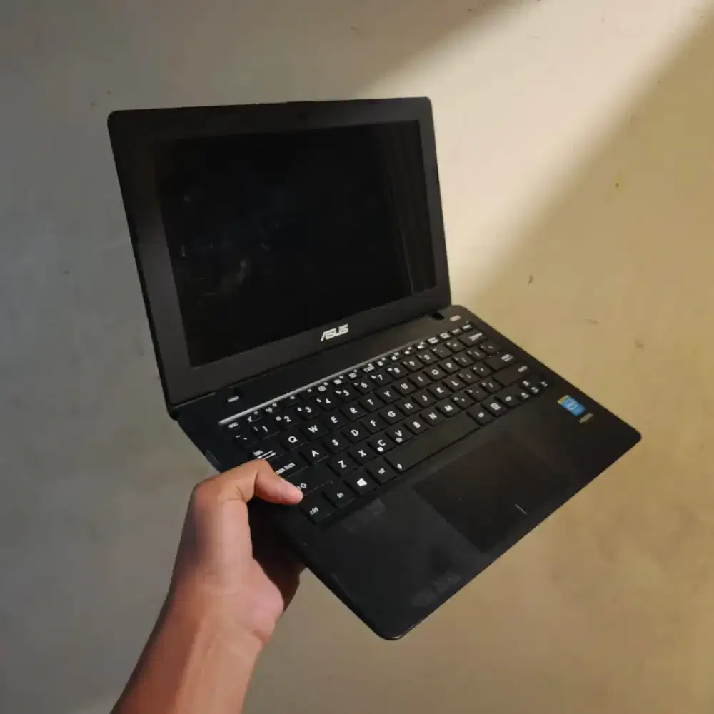 Jual laptop notebook asus x200
