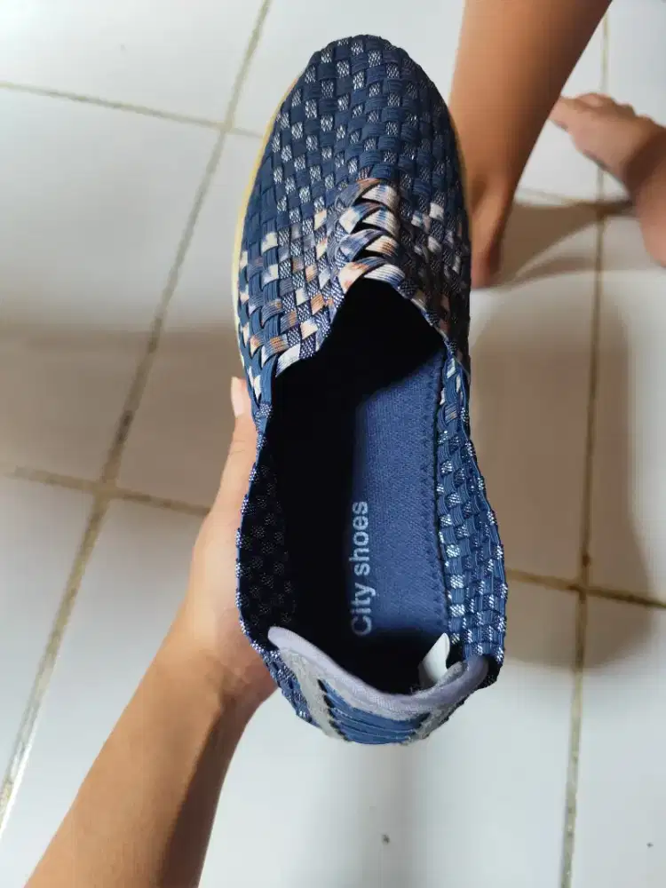 Sepatu rajut wanita
