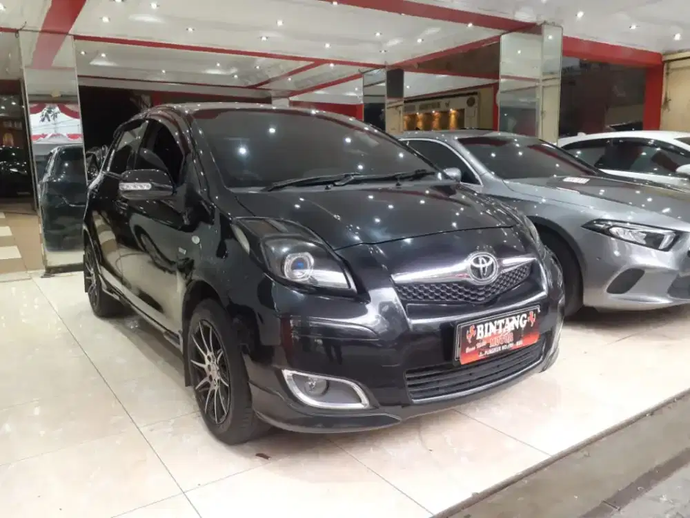 YARIS E AT 2010 KM RENDAH BLACK / MODEL THN 2011 (BINTANG MOTOR)