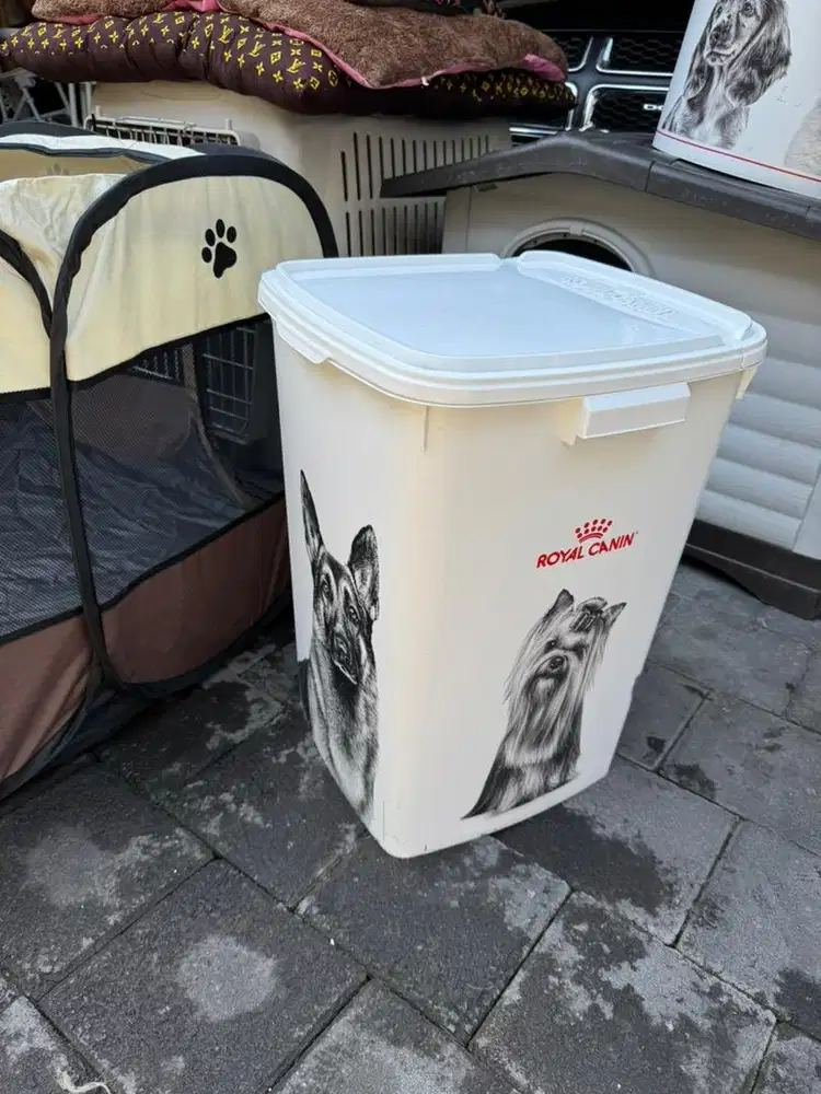 Container makanan anjing