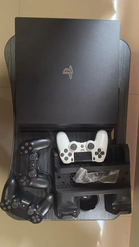 DIJUAL PS 4 PRO. 1 TB.