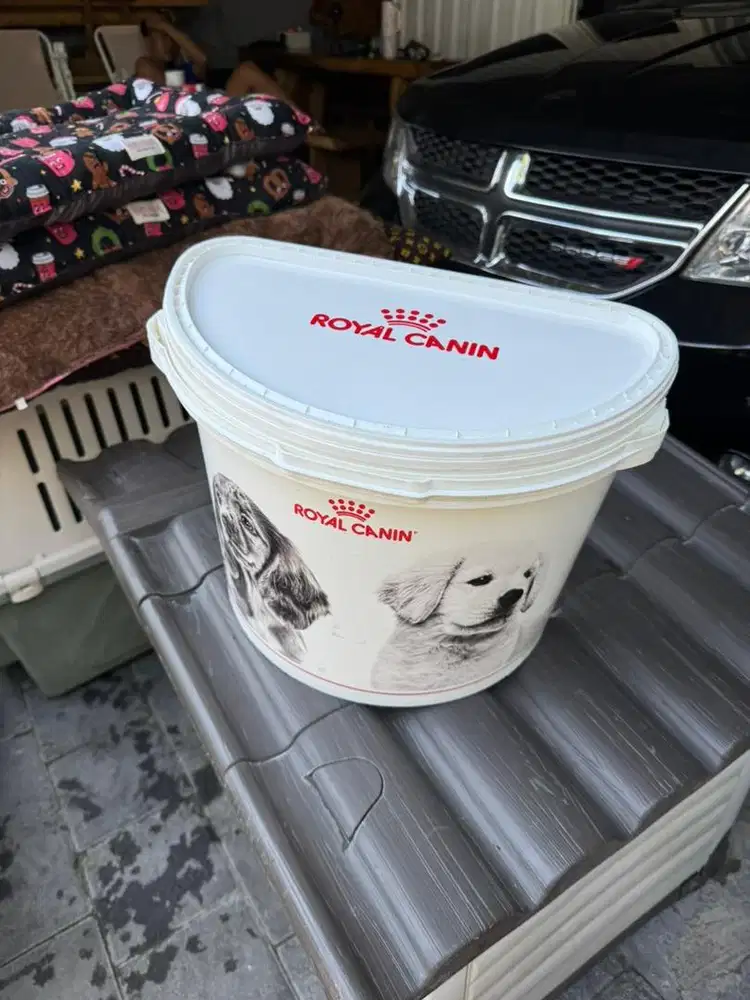 Container makanan anjing