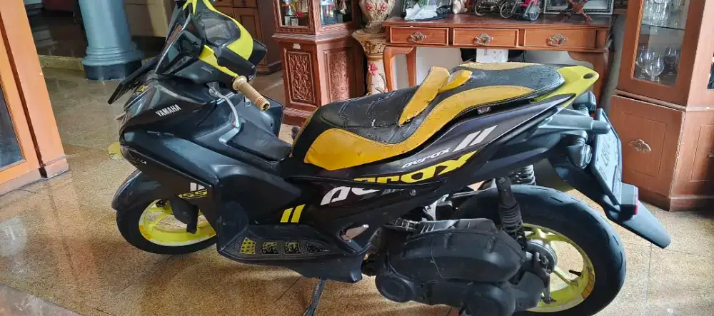 Di jual Motor aerox warna hitam variasi kuning KM rendah
