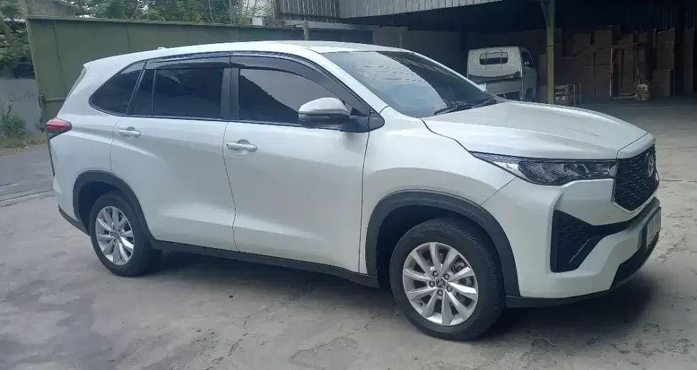 Innova Zenix V-AT 2023 ISTIMEWA