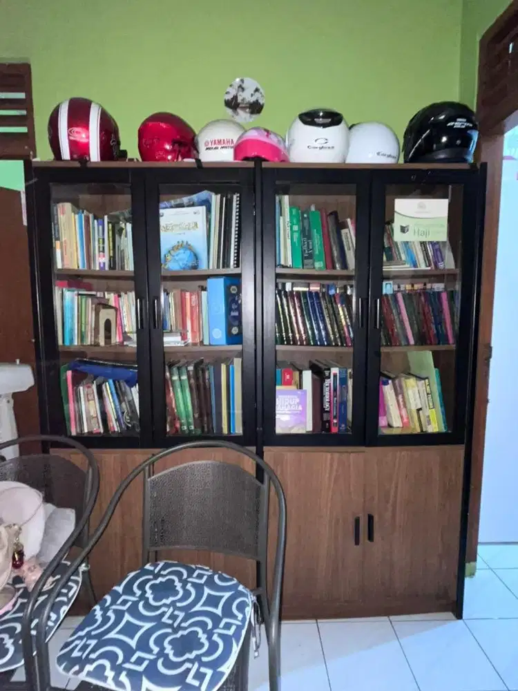 Lemari buku merek LIGNA kokoh