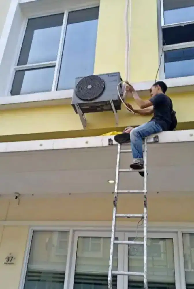 Service ac tidak dingin, bongkar pasang ac, cuci ac, tambah freon dll