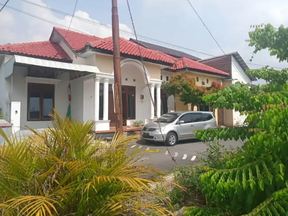 DIKONTRAKAN RUMAH TERMASUK PERABOT