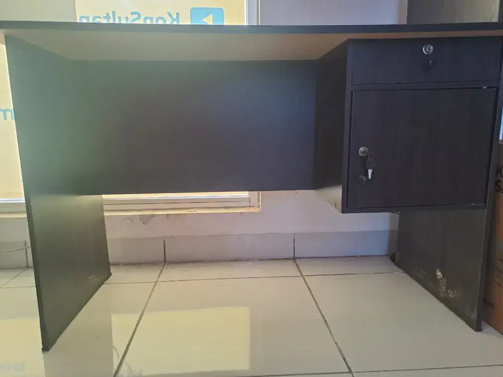 Meja kantor jual cepat