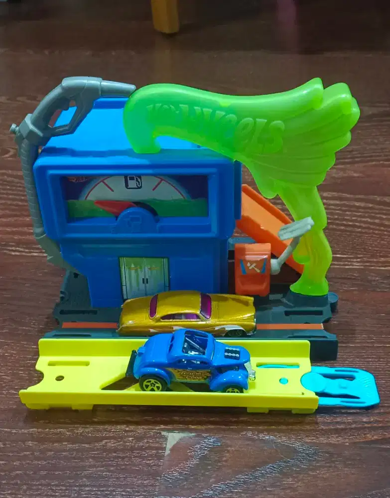 Hotwheels Playset Downtown Toxic Fuel Stop