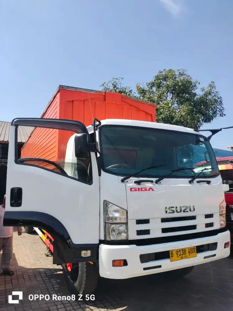 Truk WingBox Isuzu Giga Tronton 6x2 Th. 2017