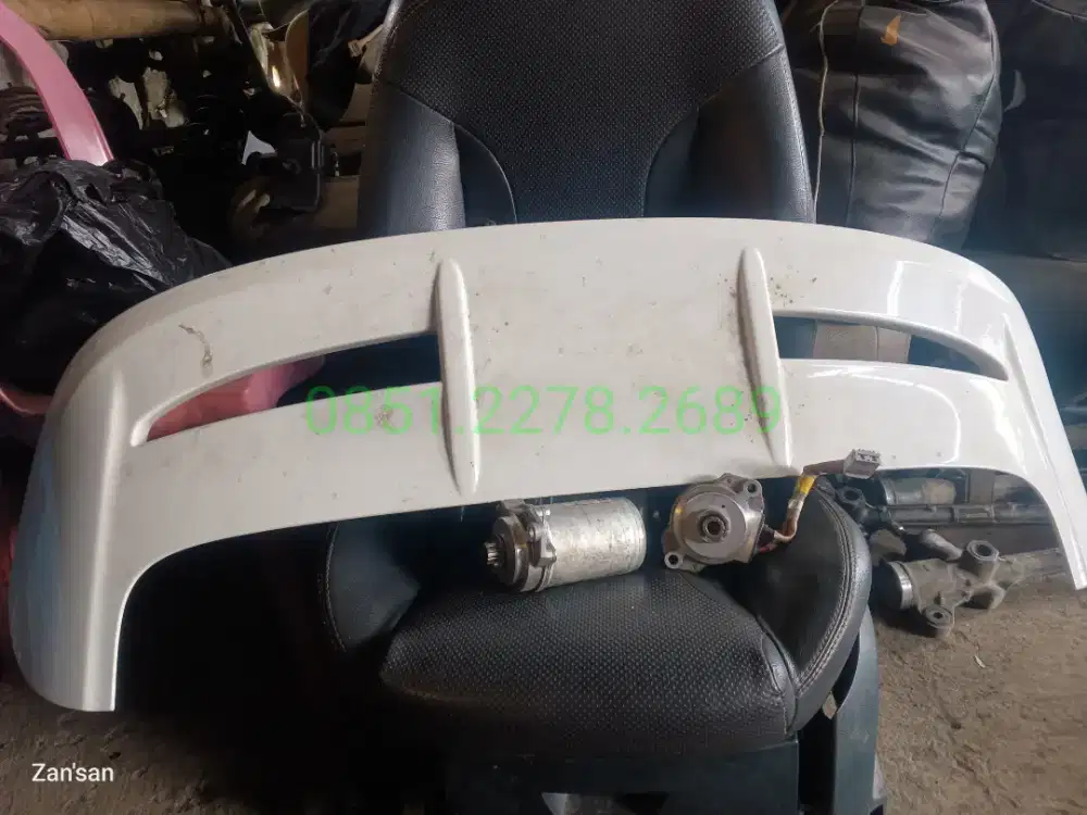 Spoiler warna putih Ford Fiesta
