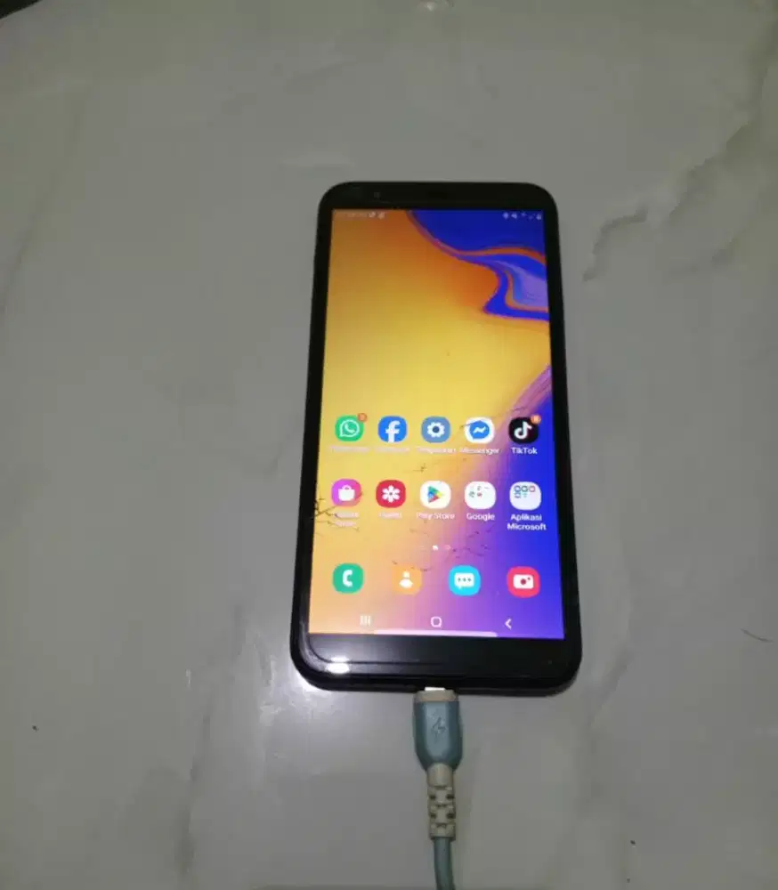 Hp samsung j4+ mines ada retak
