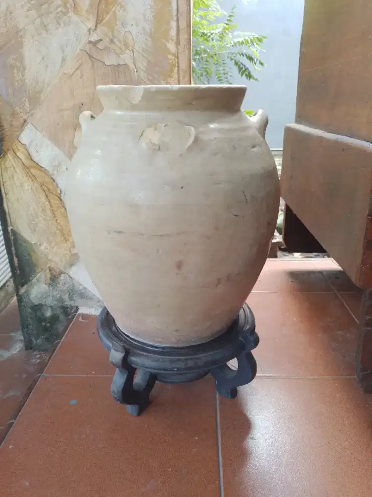 Guci temuan  sung putih