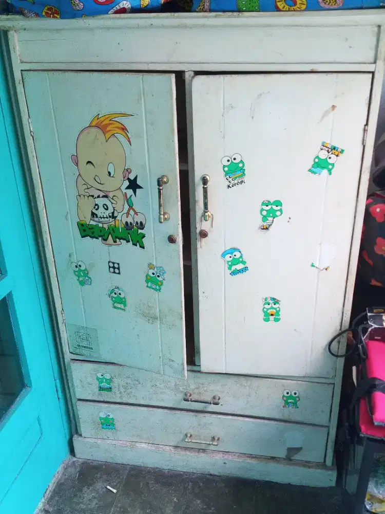Lemari kayu bekas