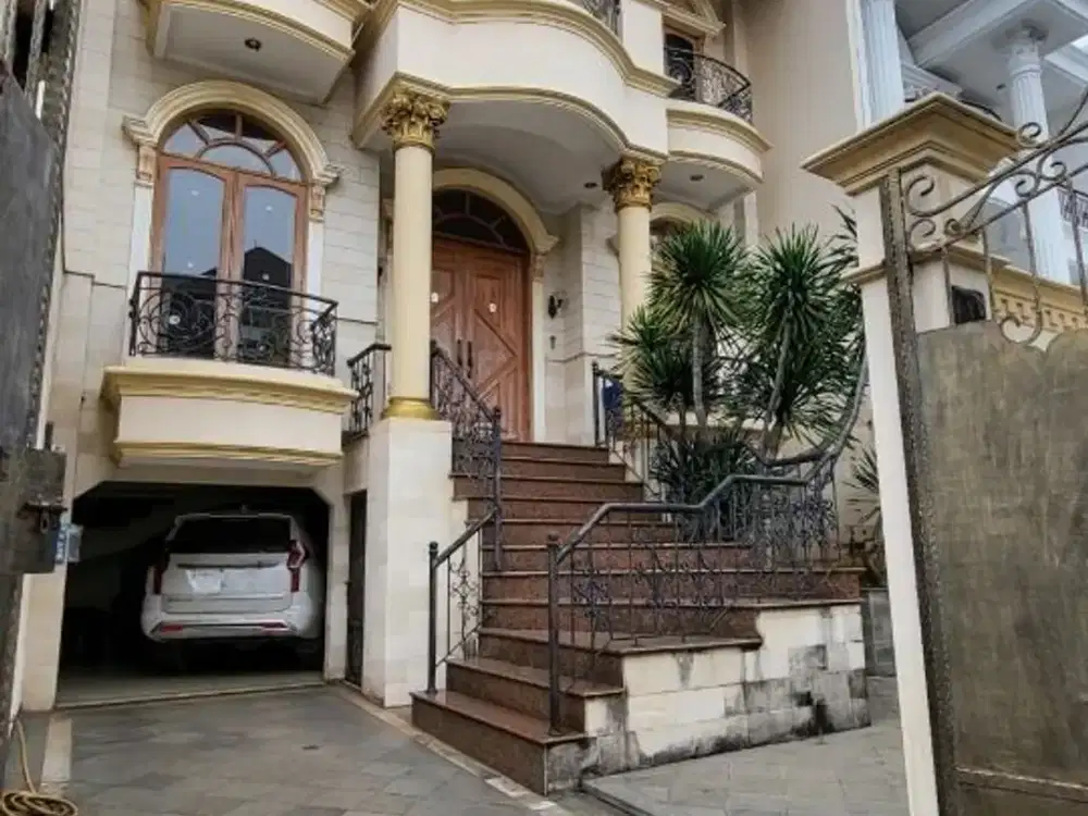 Dijual Rumah Desain Klasik di Pantai Indah Kapuk, Jakarta Utara – Jalan Besar, Semi Furnish!