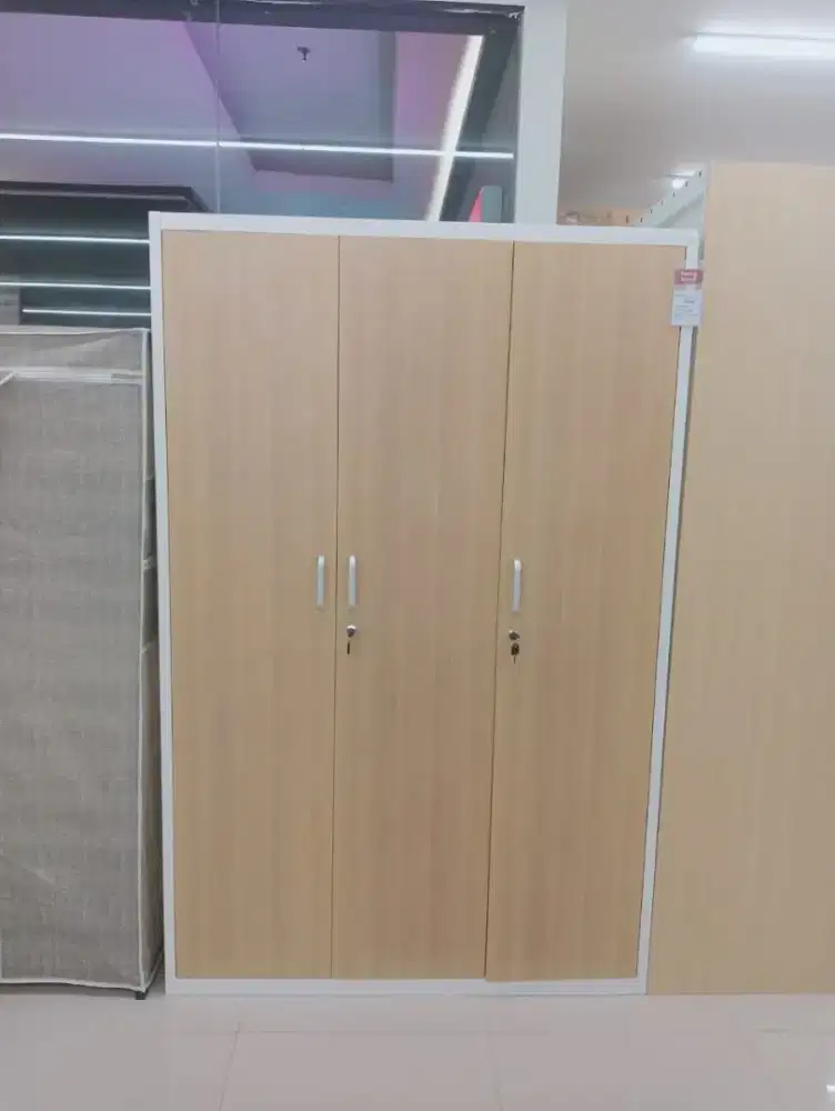 Lemari metal 3 pintu