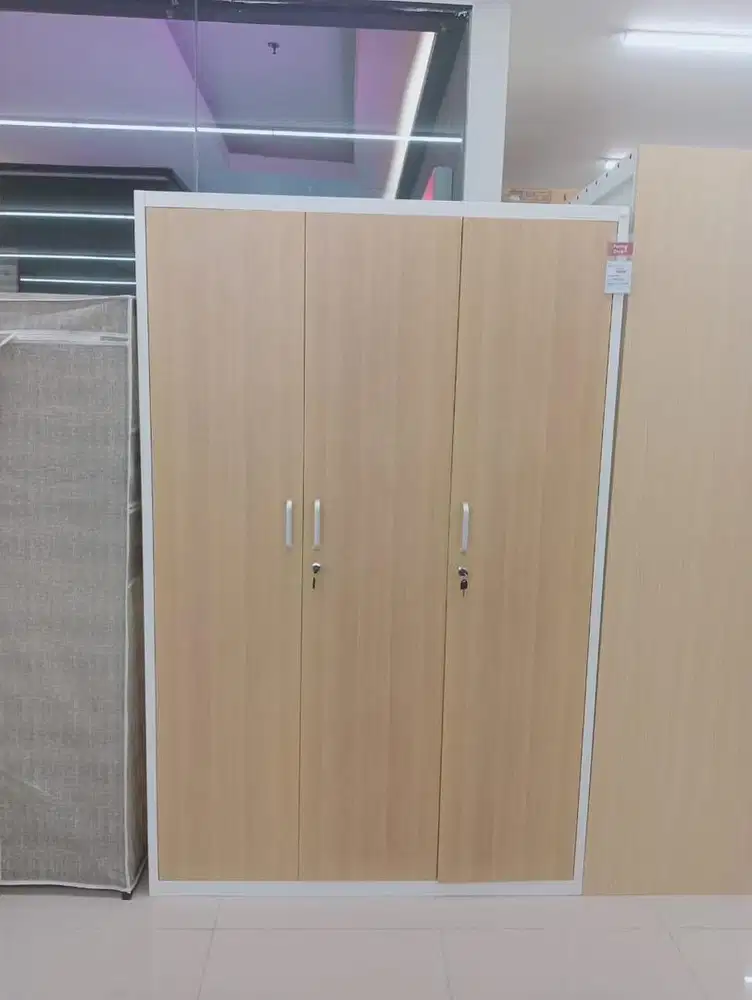 Lemari pakaian bahan metal