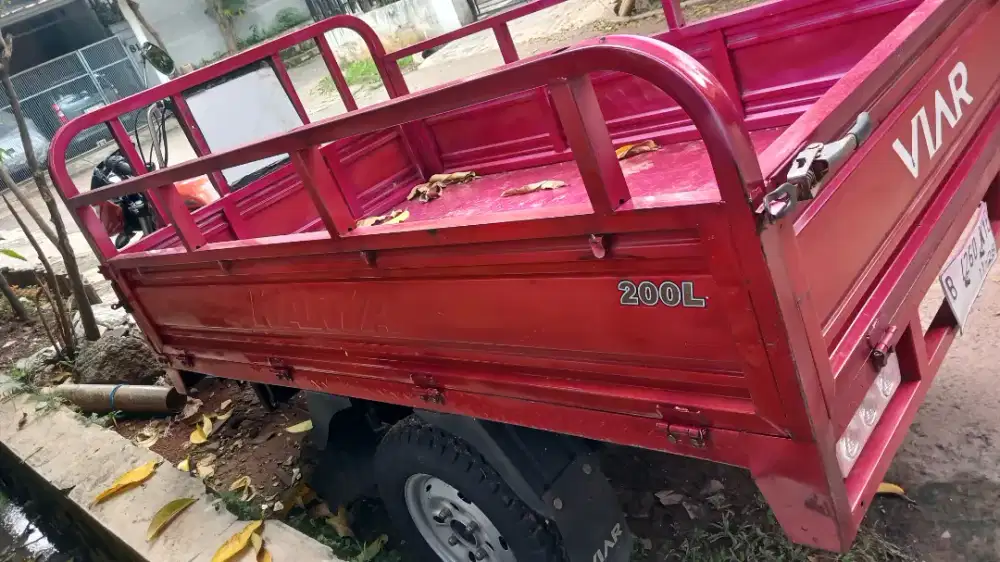 Viar 3 roda cc 200 tahun 2023 warna merah