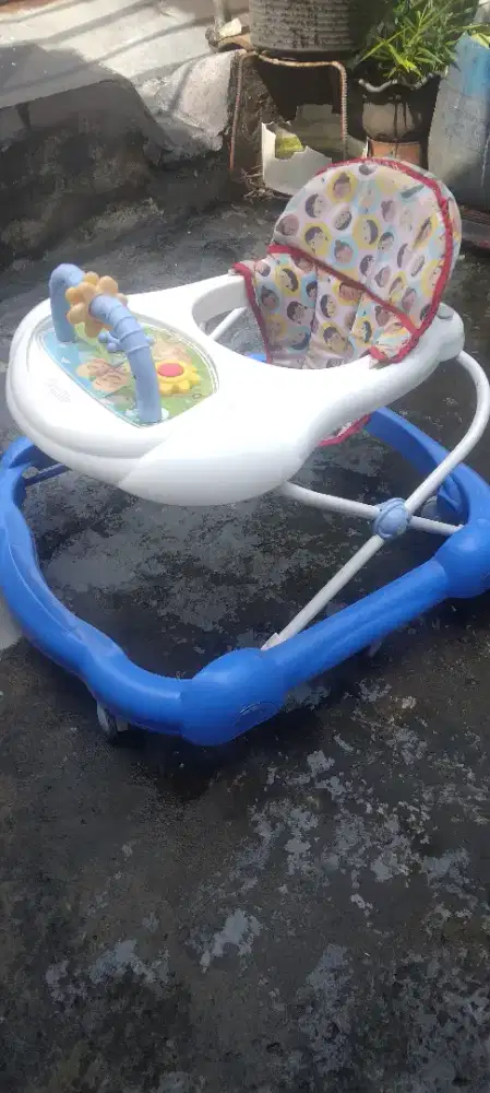 Baby walker. Untuk melatih anak agar cepat bisa jalan