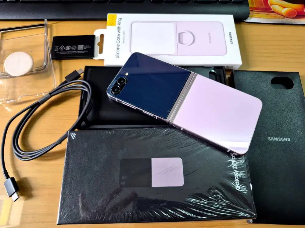 Galaxy Z Flip 5 256GB/8GB Grade-A Second Murah (1 tahun pemakaian)