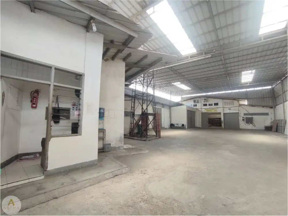 Gudang Strategis di Sayap Taman Kopo Indah Bandung Siap Pakai