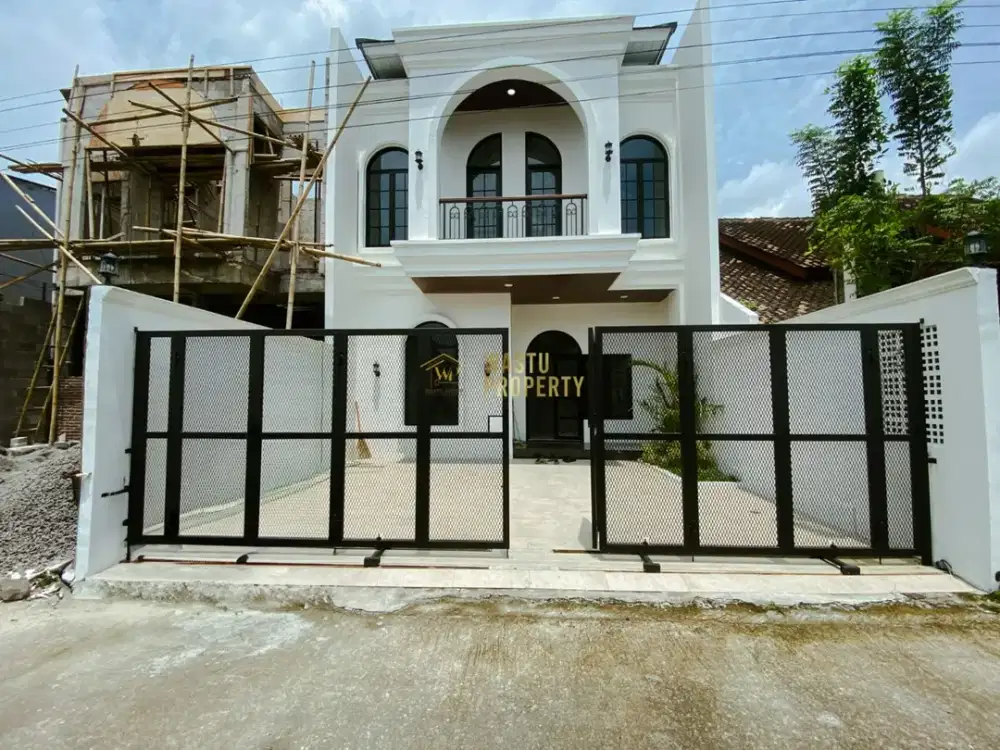 RUMAH CLASSIC DI MAGUWOHARJO DEKAT GEREJA, SANGAT STRATEGIS