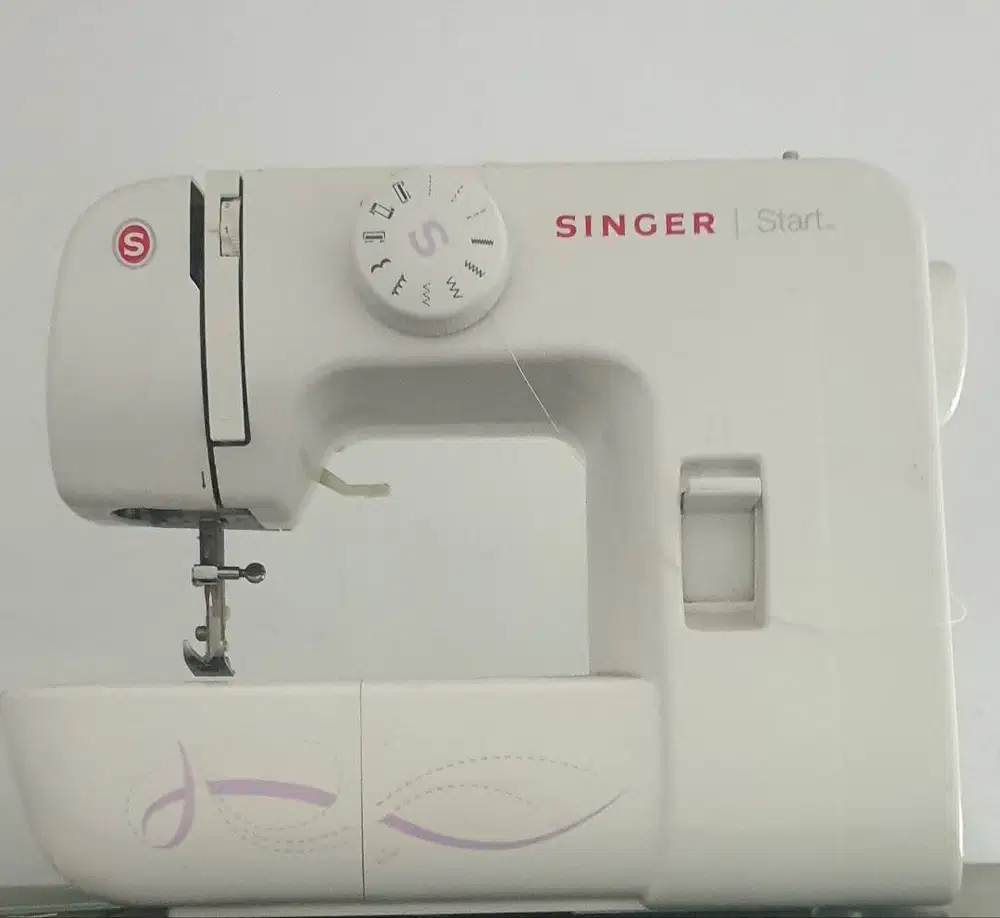 Mesin jahit singer type 1306. Bekas tapi baru krn hanya 3x pemakaian.