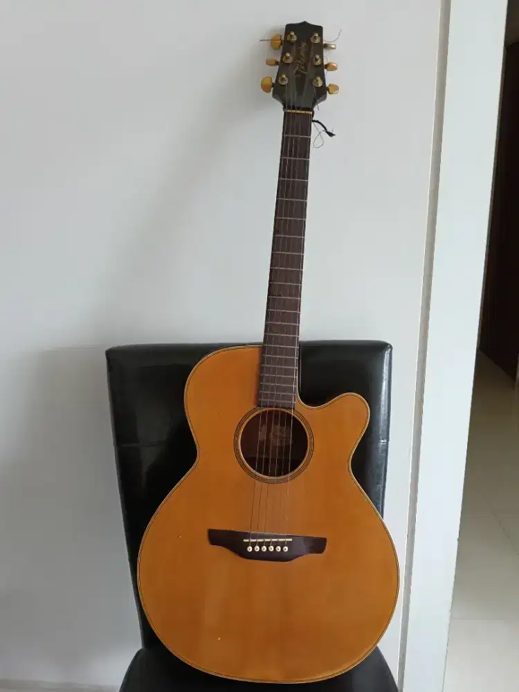 Gitar listrik masih mulus masih berfungsi