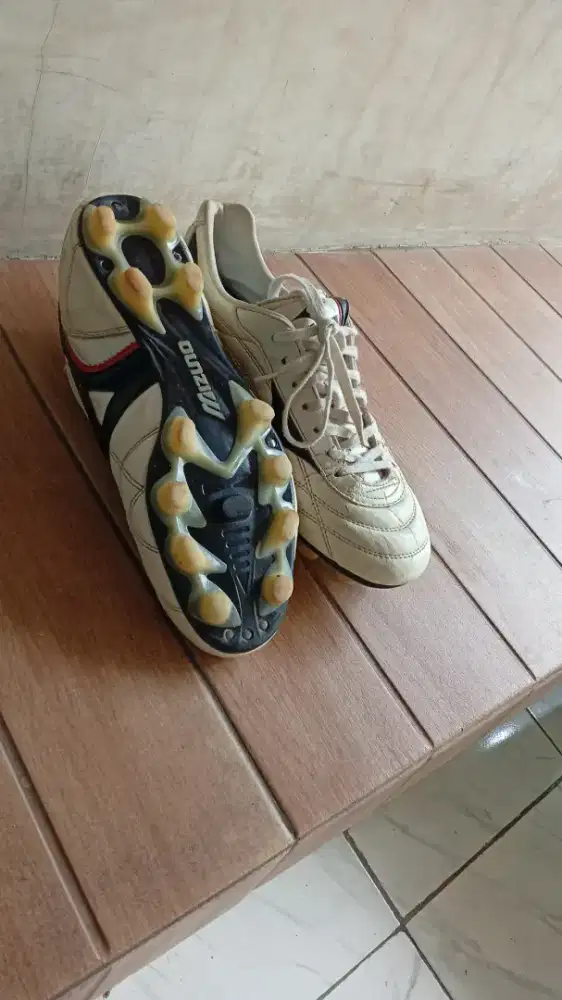 Sepatu bola mizuno original