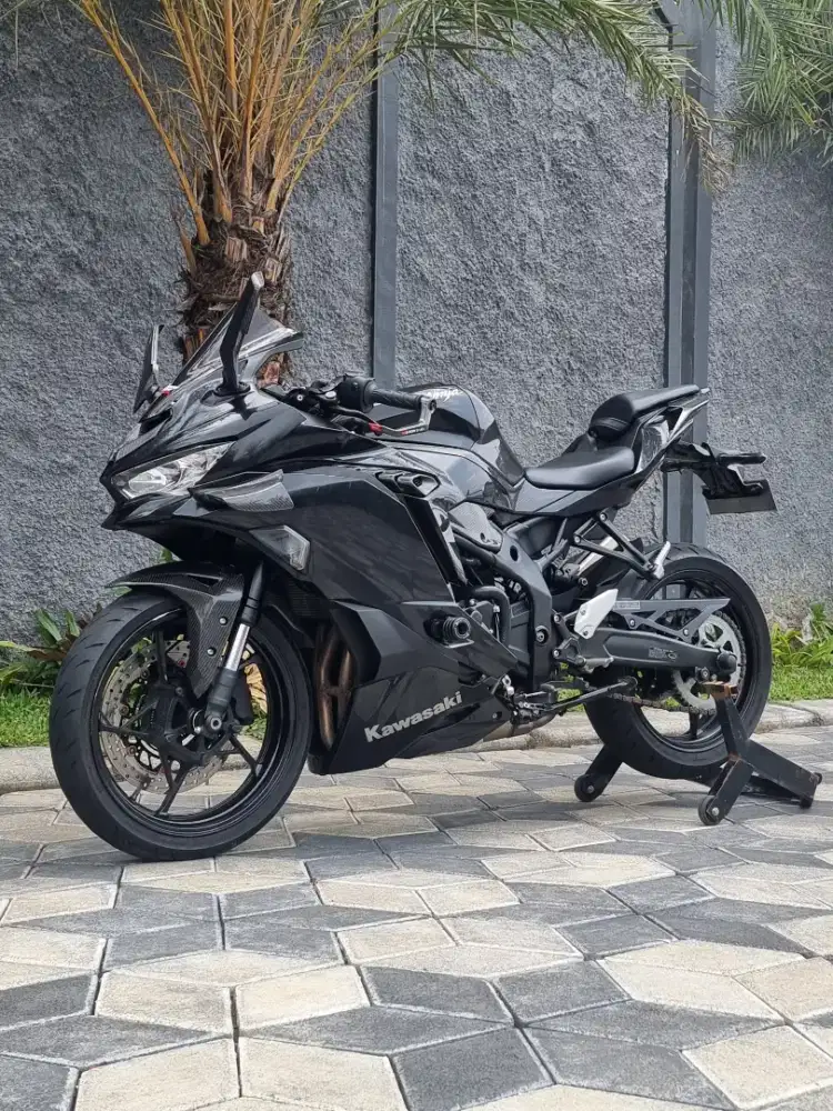 Kawasaki ZX25R thn 2022 Odo 9rb 4 Cylinder Hitam Plat L Sby Koko Motor