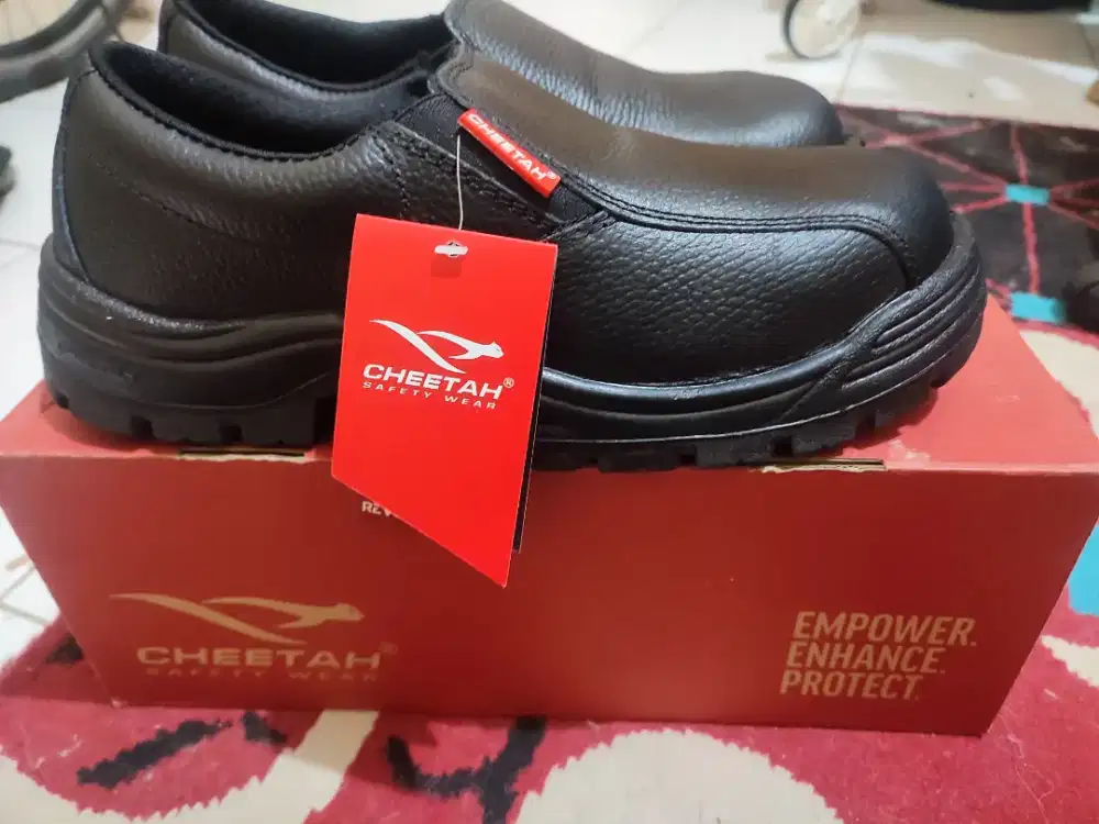 Sepatu safety size 43