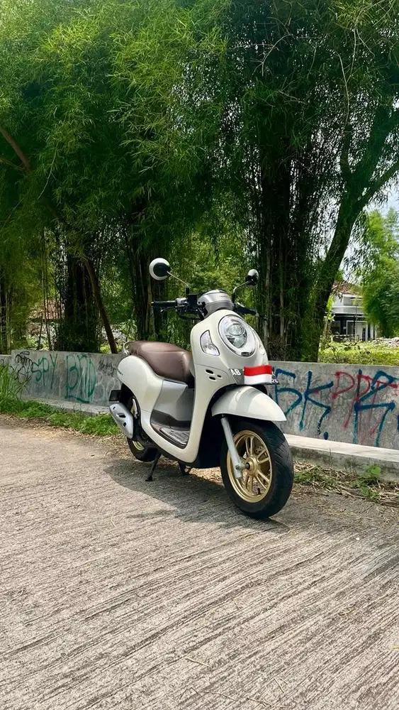 Scoopy Prestige Putih 2021