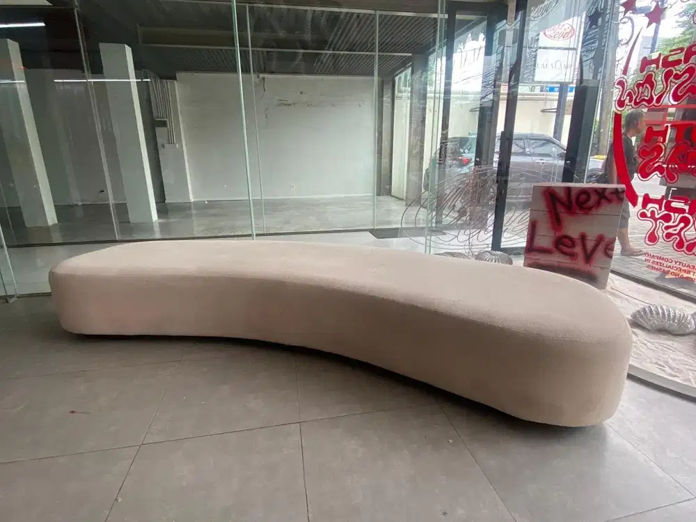 SOFA PANJANG AESTHETIC