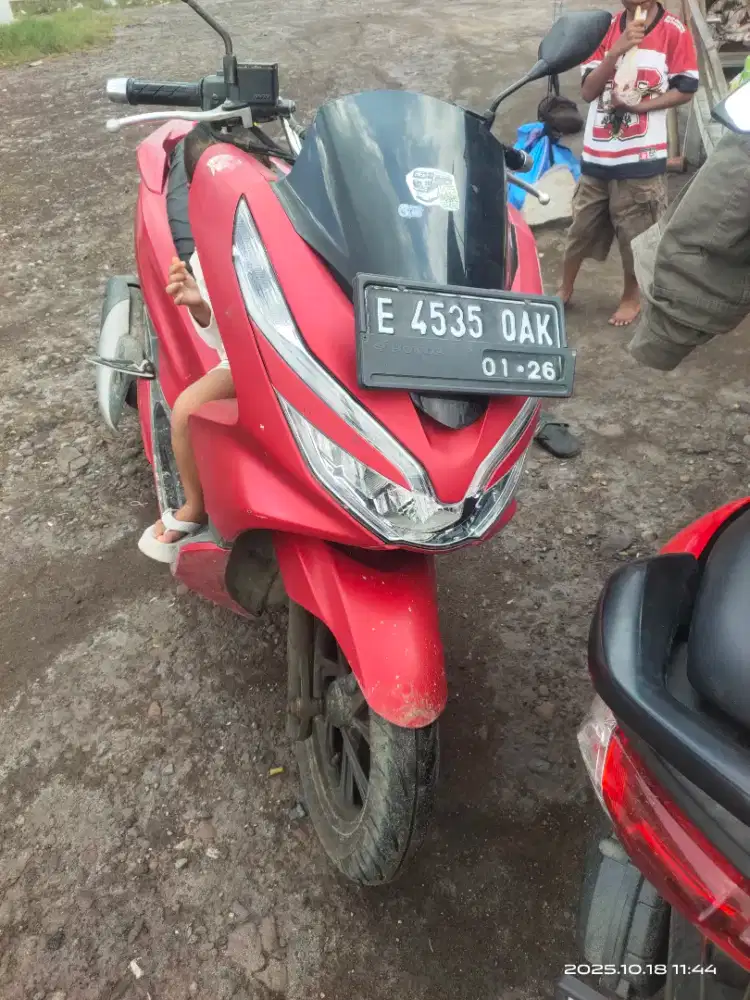 pcx 2021 Warna merah tangan ke 1