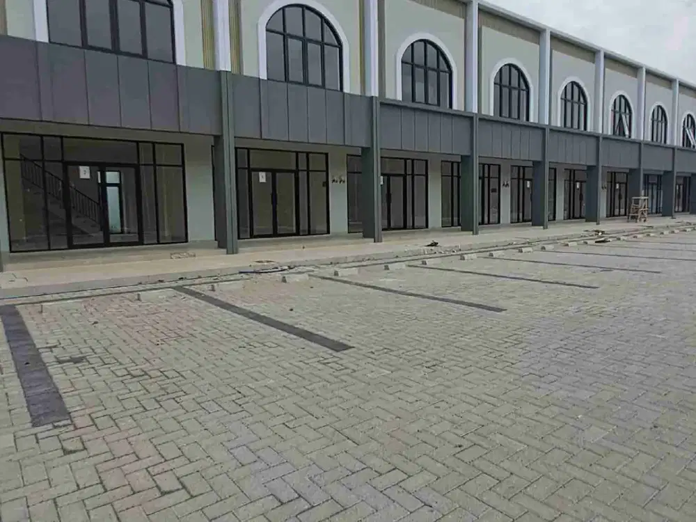 RUKO READY SIAP PAKAI.HALAMAN LUAS JALAN LEBAR DEPAN DANAU CITRALAND BSB CITY SEMARANG